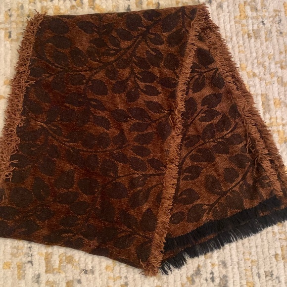 Velour scarf. Brown and black leaf pattern. Thick and soft. - Picture 3 of 3